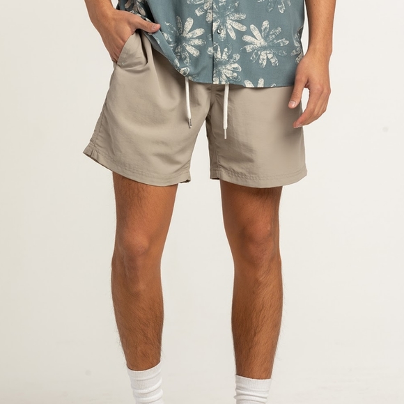 Short de sport court et léger - Vert kaki - HOMME | H&M FR